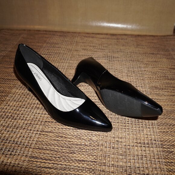 NEW -Size 11 Easy Street Black Patent Leather Shoes - Picture 3 of 3